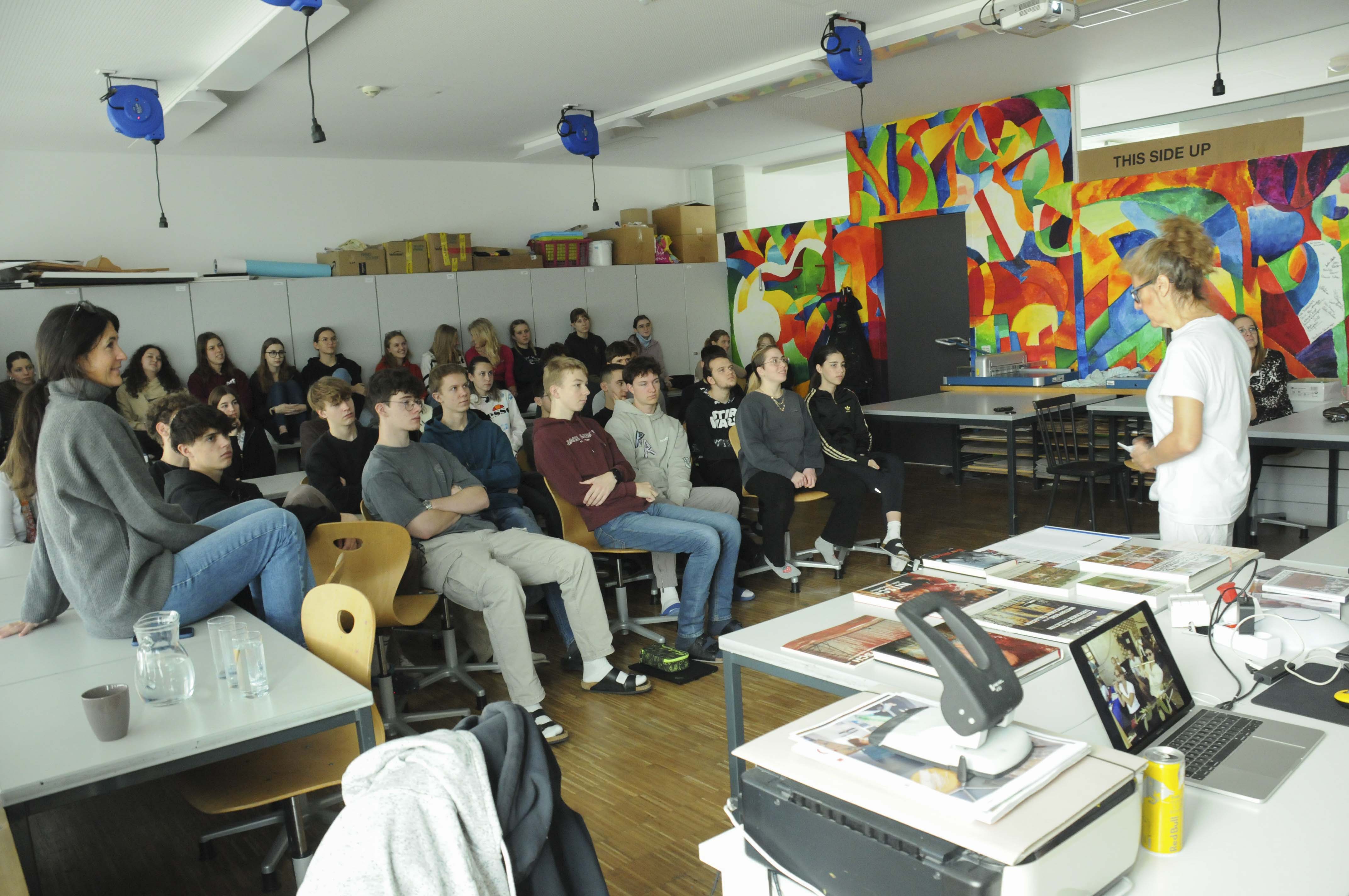 Am 14.11.2023 hielt ich am Bundesgymnasium und Bundesrealgymnasium Korneuburg einen Vortrag über das Orgien Mysterien Theater und den 
Wiener Aktionismus. Im Anschluss daran fand eine gemeinsame Malaktion mit den Schülerinnen und Schülern statt